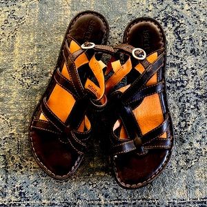 2 1/2” Black leather sandal, Super cushy comfortable, super cool w rubber soul